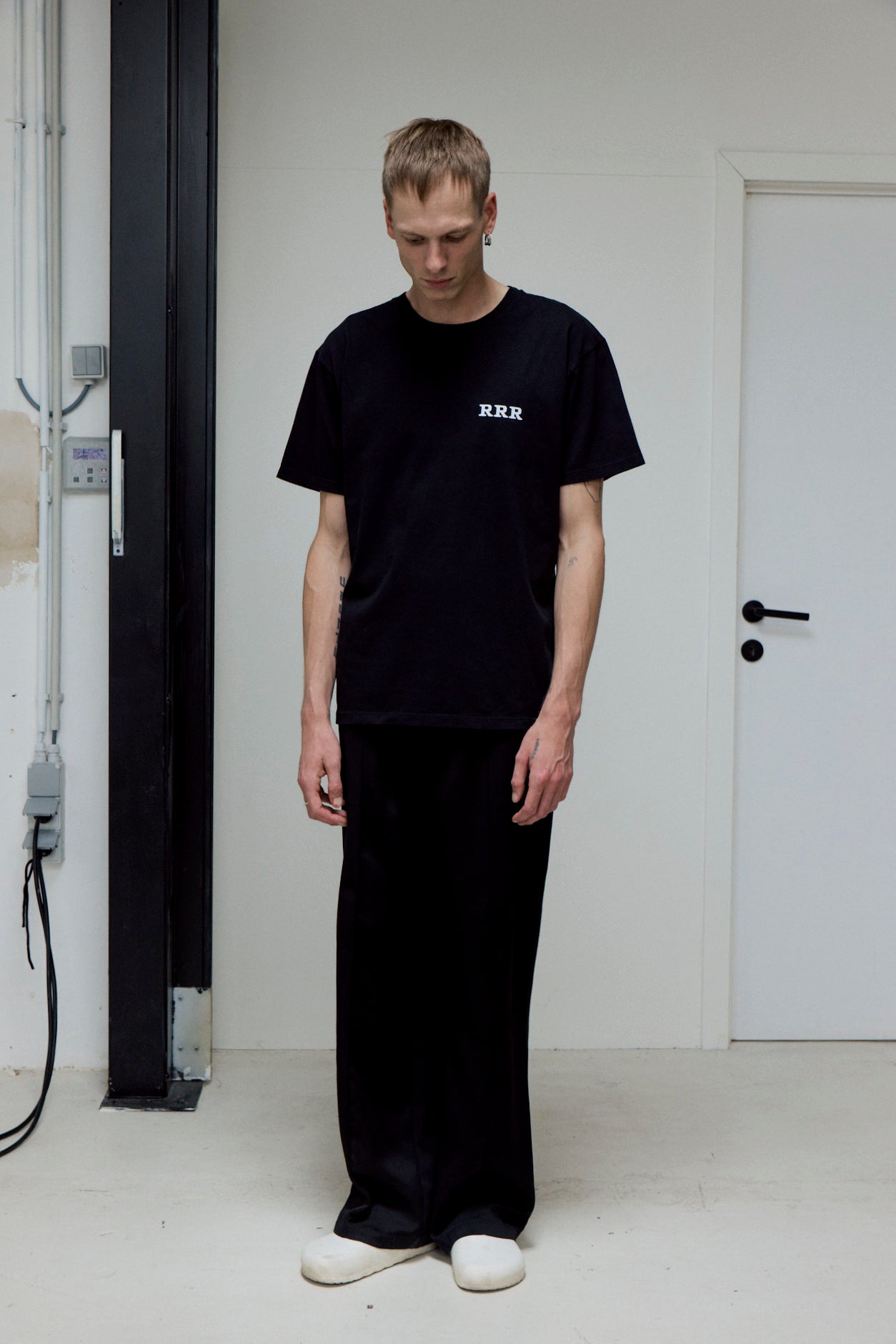 shorts sleeve t-shirt logo black